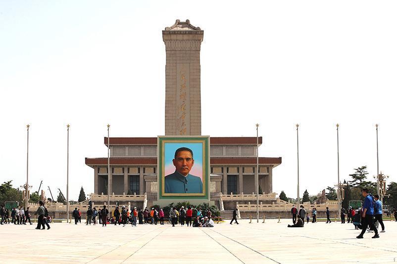 △2021年4月27日,孙中山巨幅画像亮相天安门广场,众多游客纷纷在孙中山画像前驻足拍照留影。