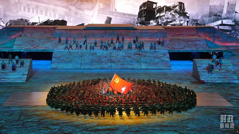 　　△2021年7月1日，庆祝中国共产党成立100周年大会上，直升机组成“100”字样掠过长空。（总台记者孙楠拍摄）