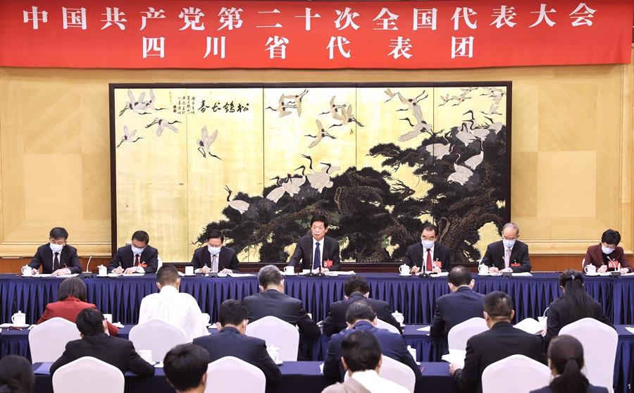 10月17日,栗战书同志参加他所在的党的二十大四川代表团讨论。