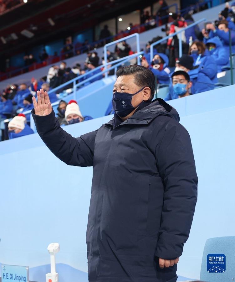 2月4日晚，北京第二十四届冬季奥林匹克运动会开幕式在国家体育场隆重举行。这是国家主席习近平在主席台上向大家挥手致意。