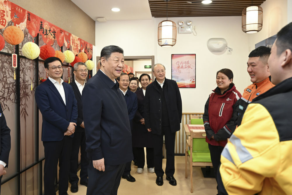   2月9日至10日，中共中央总书记、国家主席、中央军委主席习近平在北京考察并看望慰问基层干部群众。这是10日上午，习近平在西城区新街口街道父母食堂考察时，同在这里休息的快递小哥亲切交流。