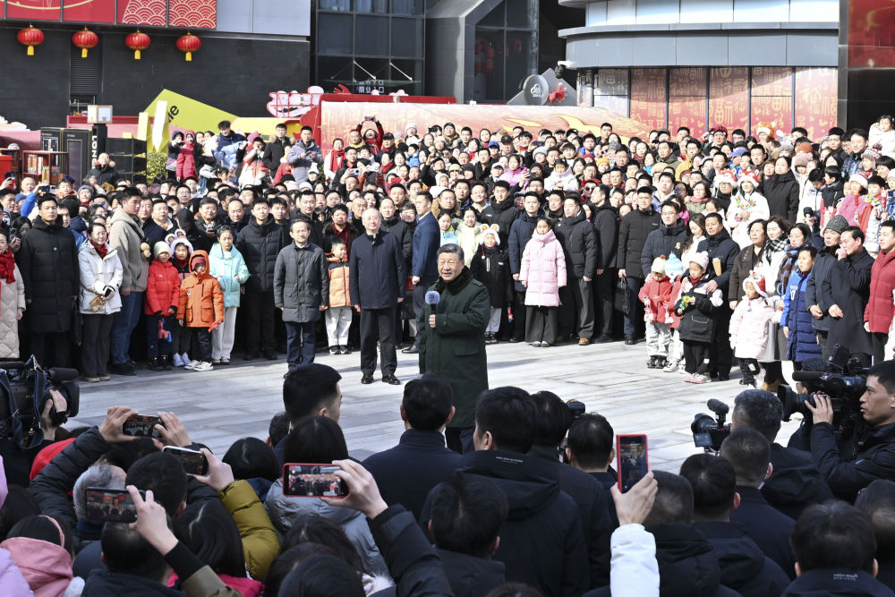   2月9日至10日，中共中央总书记、国家主席、中央军委主席习近平在北京考察并看望慰问基层干部群众。这是10日上午，习近平在东城区隆福寺街区考察时，向全国各族人民和香港同胞、澳门同胞、台湾同胞、海外侨胞致以美好的新春祝福。
