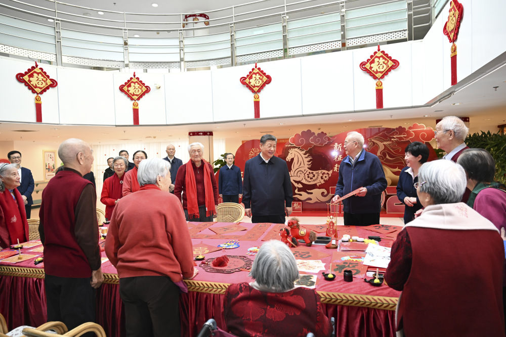   2月9日至10日，中共中央总书记、国家主席、中央军委主席习近平在北京考察并看望慰问基层干部群众。这是10日上午，习近平在西城区“吾老·新街”养老服务街区银龄老年公寓考察时，同老人们亲切交流。